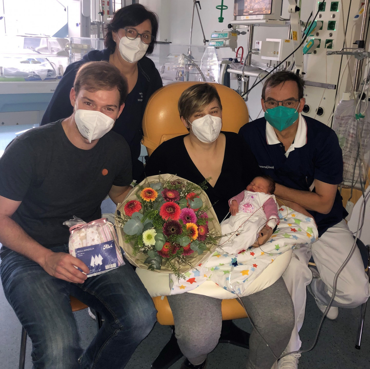 Chefarzt Dr. med. Bernd-Dieter Stutz überreichte einen Blumenstrauß und ein Präsent für Mathilda.
Mit ihren Eltern freute sich das gesamte Team des Vinzentius-Krankenhauses Landau.