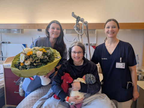 v.l.n.r.: Hebamme Michelle Krieger, frischgebackene Mama Monika Janz, Oberärztin der Klinik für Gynäkologie und Geburtshilfe Dr. med. Silja Mohr